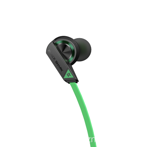 Auriculares para juegos Xiaomi Black Shark en la oreja